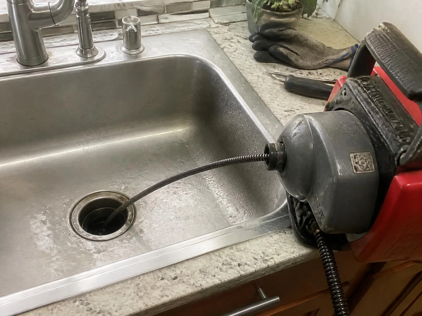Máquina rotativa desentupindo pia de cozinha em São Paulo