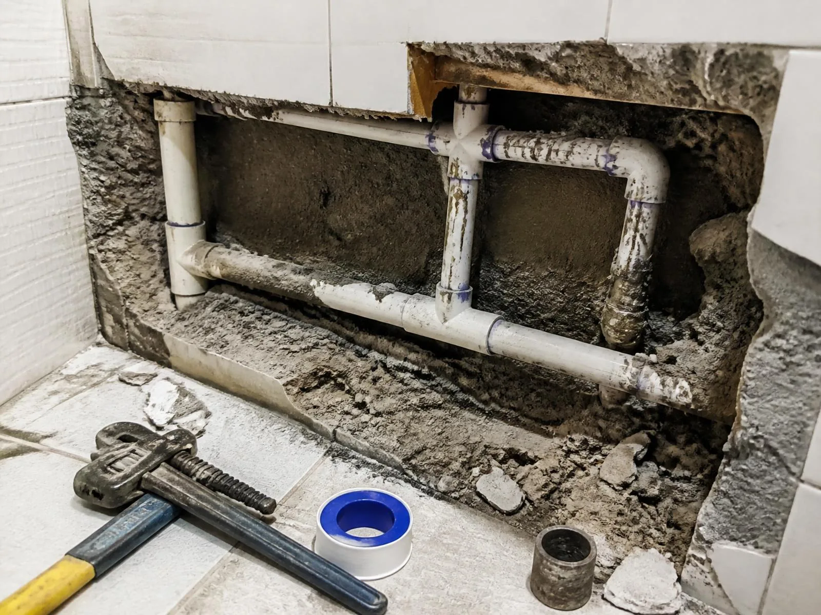 Reparo de tubulação hidráulica em parede de banheiro em São Paulo