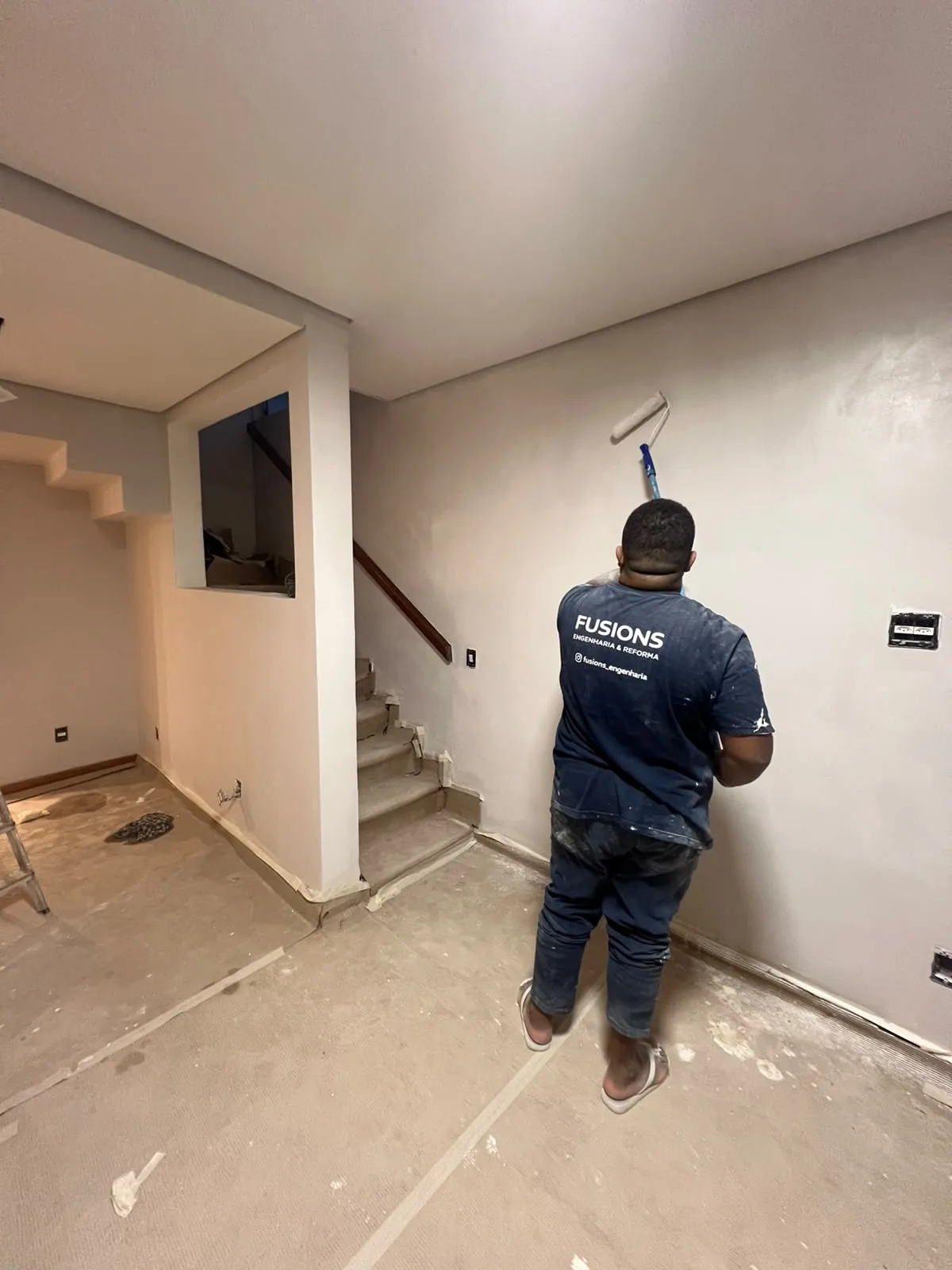 Pintura de parede de escada em obra residencial em São Paulo