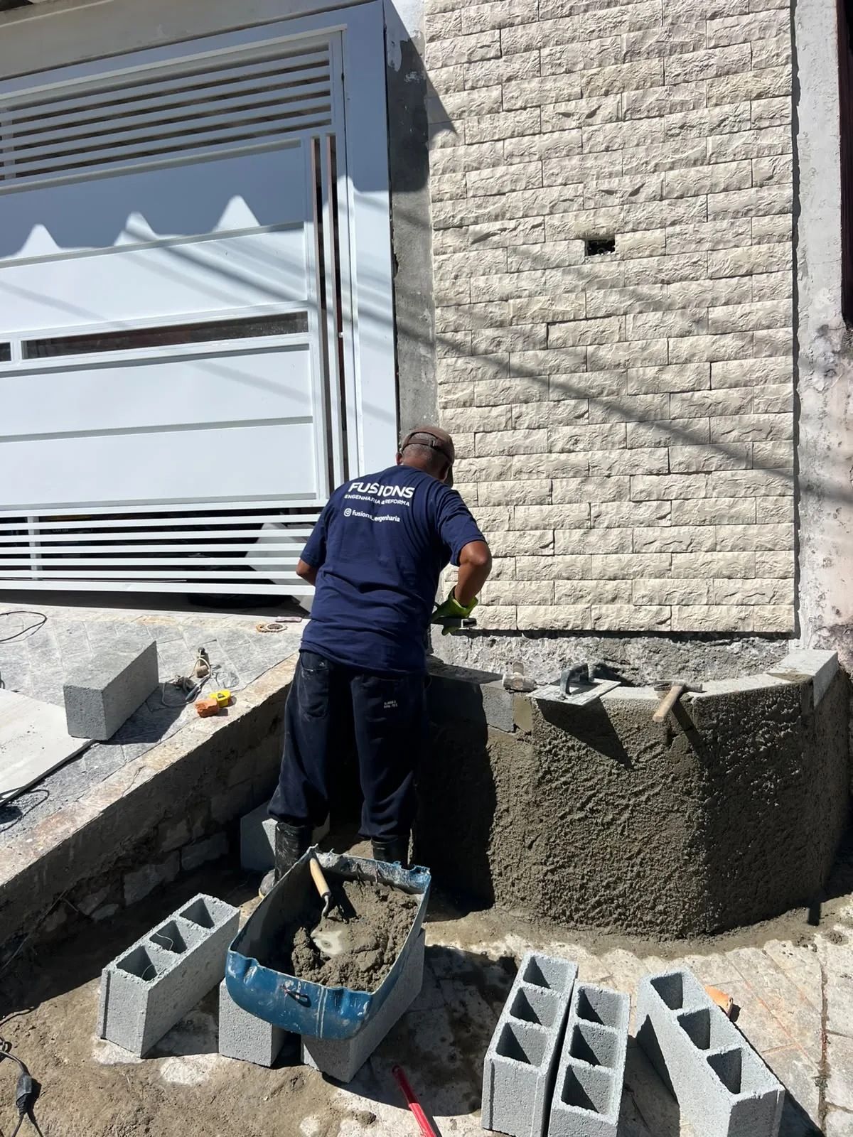 Execução de alvenaria em bloco de concreto em obra residencial em São Paulo