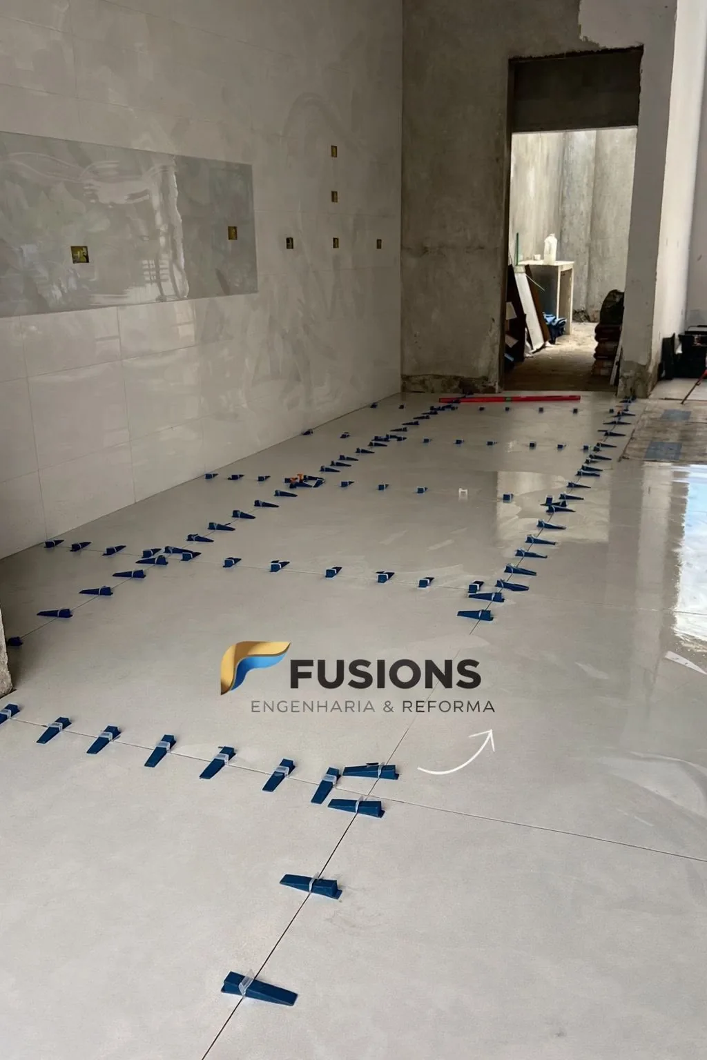 Assentamento de porcelanato com espaçadores niveladores em obra em São Paulo