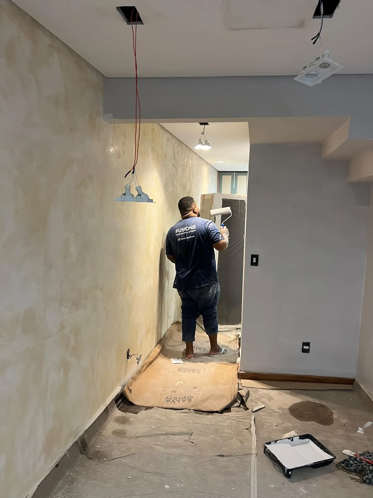 Aplicação de textura e massa em parede interna de obra em São Paulo