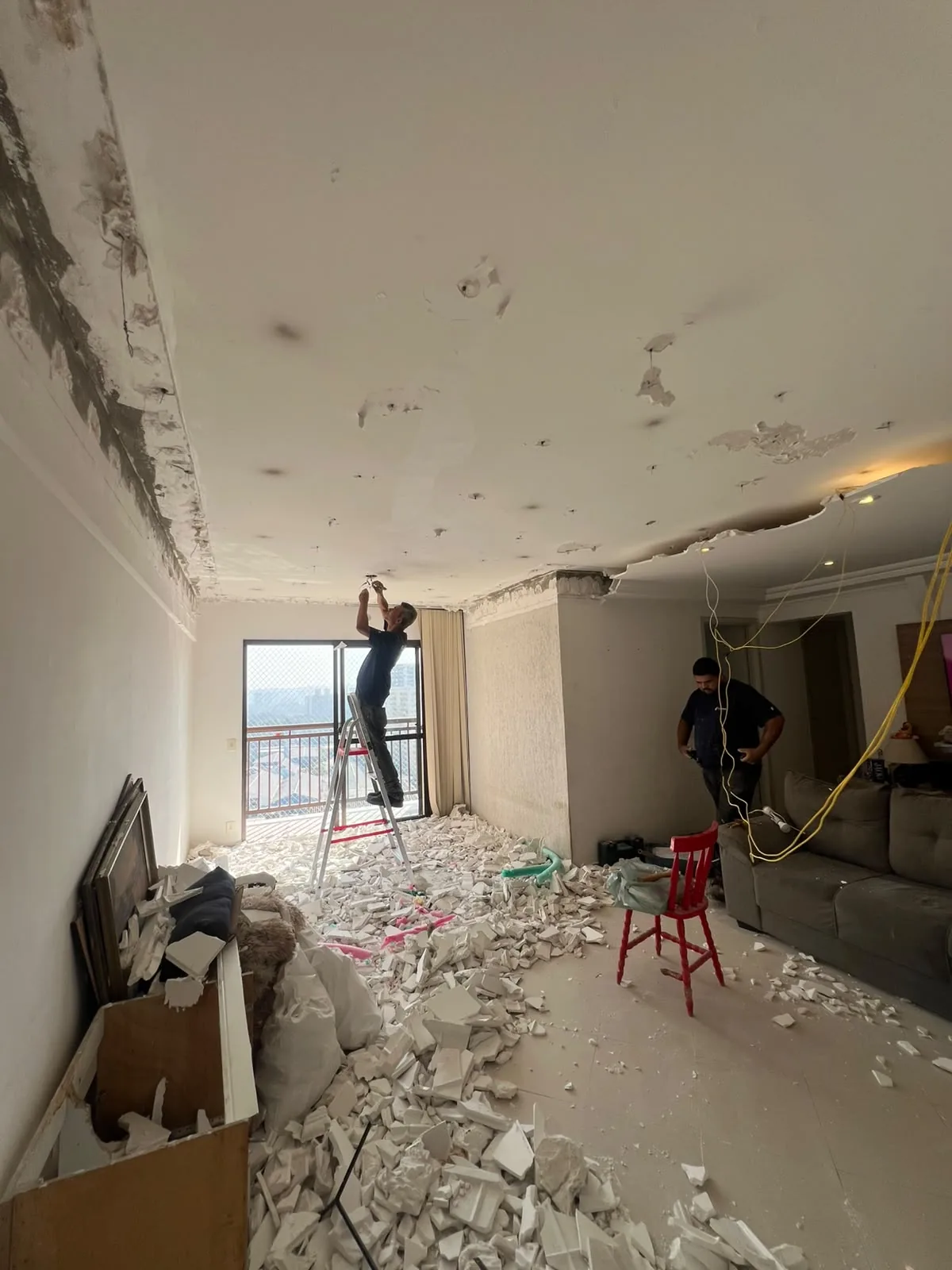 Antes: demolição controlada de forro e alvenaria em reforma de apartamento em São Paulo