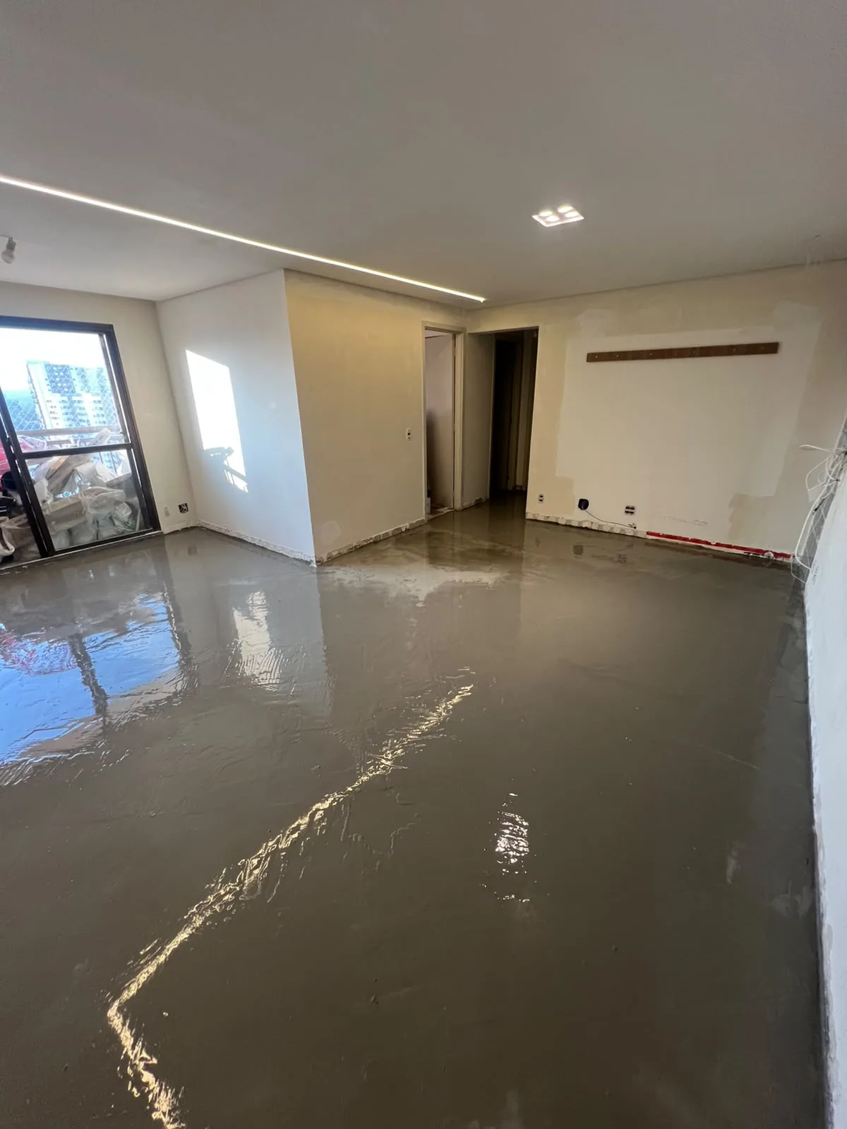 Durante: aplicação de massa autonivelante em reforma de apartamento em São Paulo